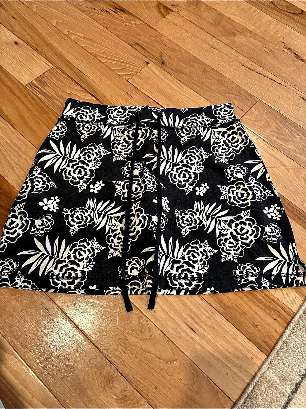 N.Y.L. Floral Skort in Black & White Size PS
